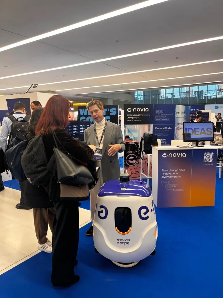 YAPE, robot terrestre autonomo sviluppato da e-Novia, esposto all’AI Festival 2026 in Università Bocconi a Milano come esempio di Physical AI per l’ultimo miglio.