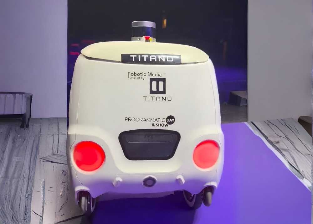 Robot a guida autonoma YAPE utilizzato come dimostratore Physical AI e media digitale per Adtech