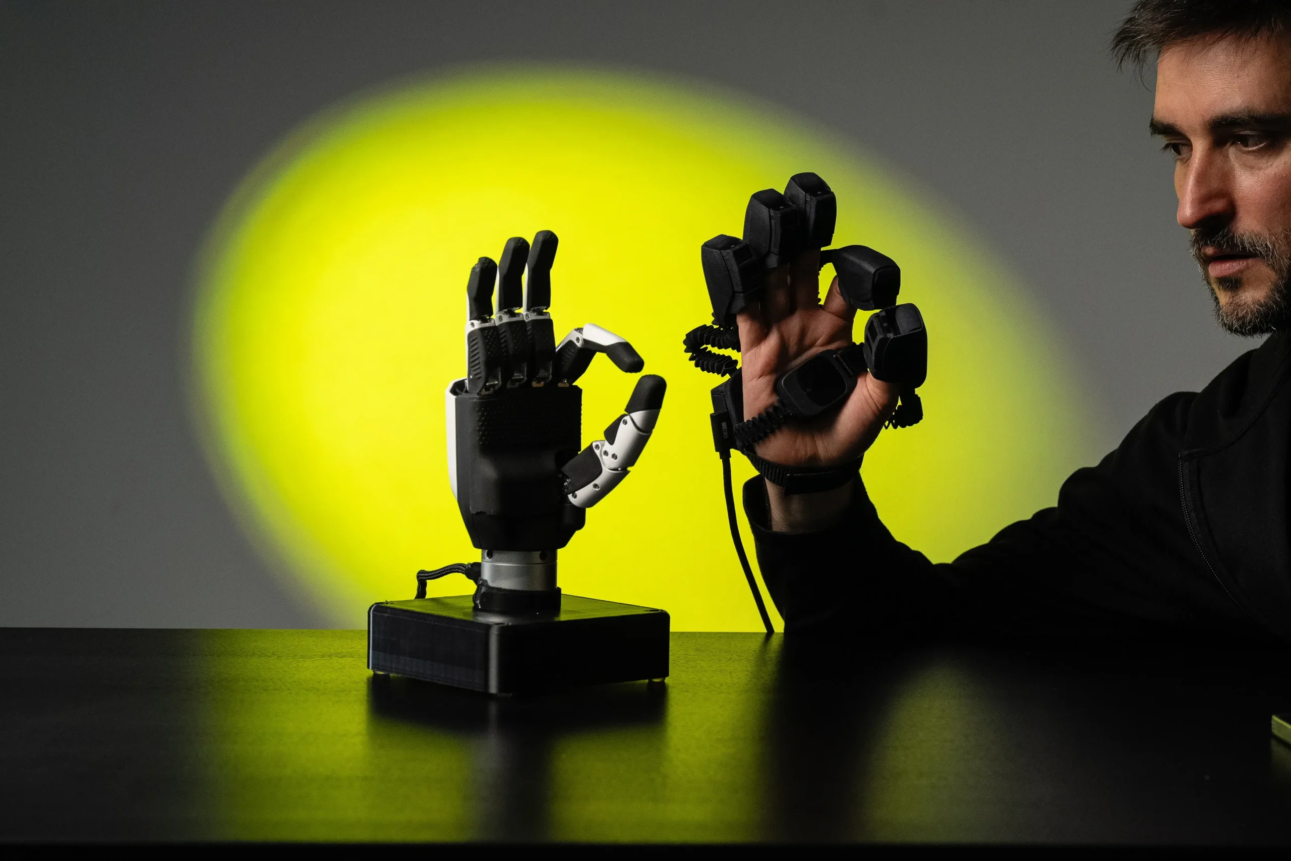 Telerobotica con feedback aptico per robotica industriale e Physical AI