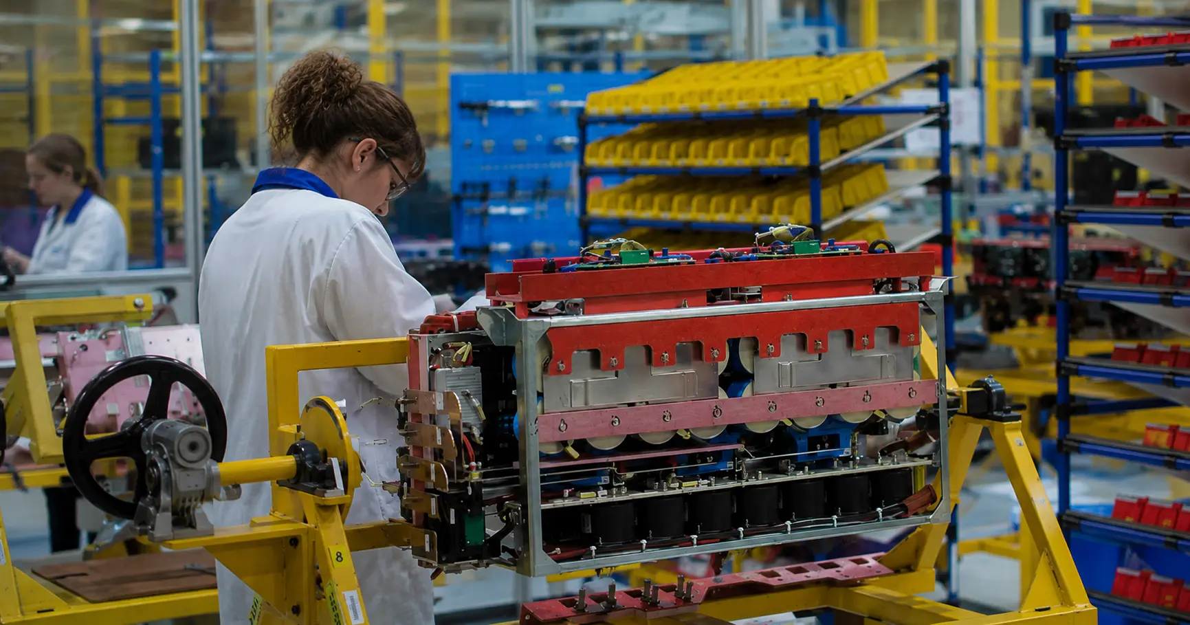 Operatore in fabbrica non ancora supportato da Physical AI per innovazione di processo nella manifattura