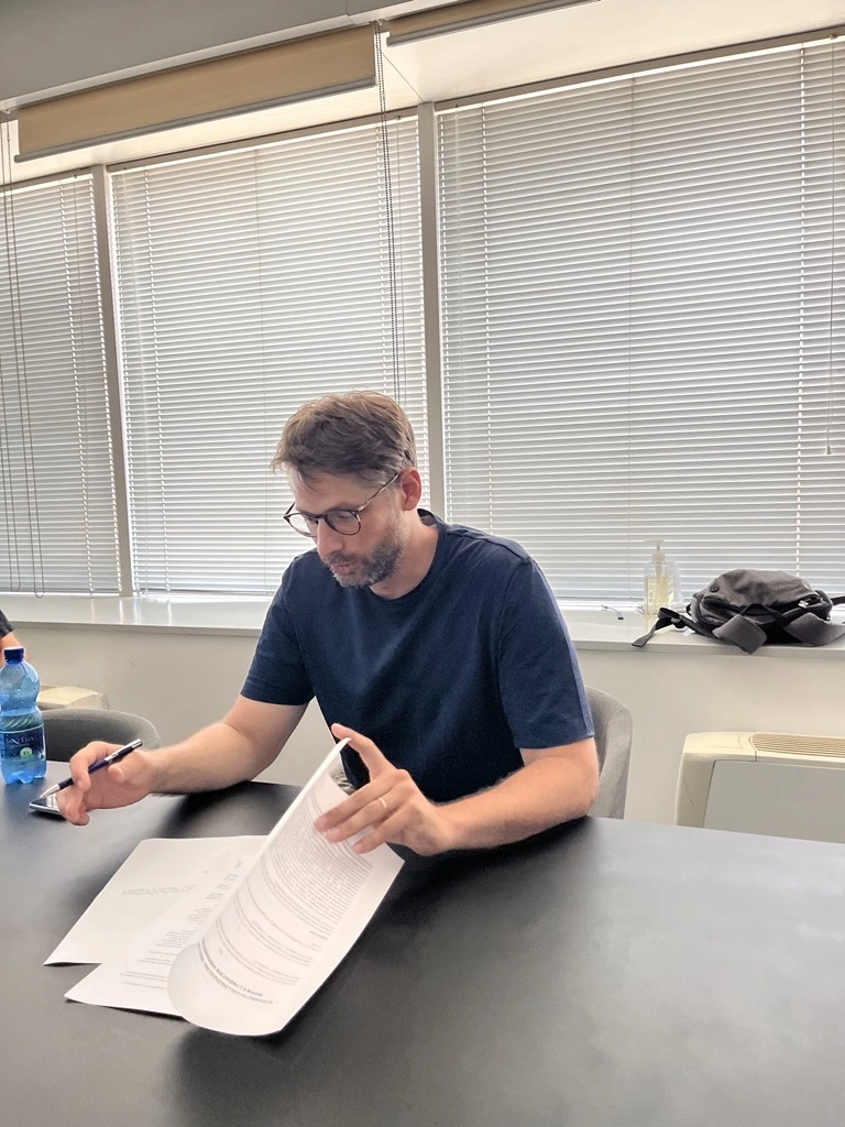 Edoardo Misino, CEO di eSkins, startup attiva nello sportech, firma l'accordo per entrare nell'e-Novia Venture Studio