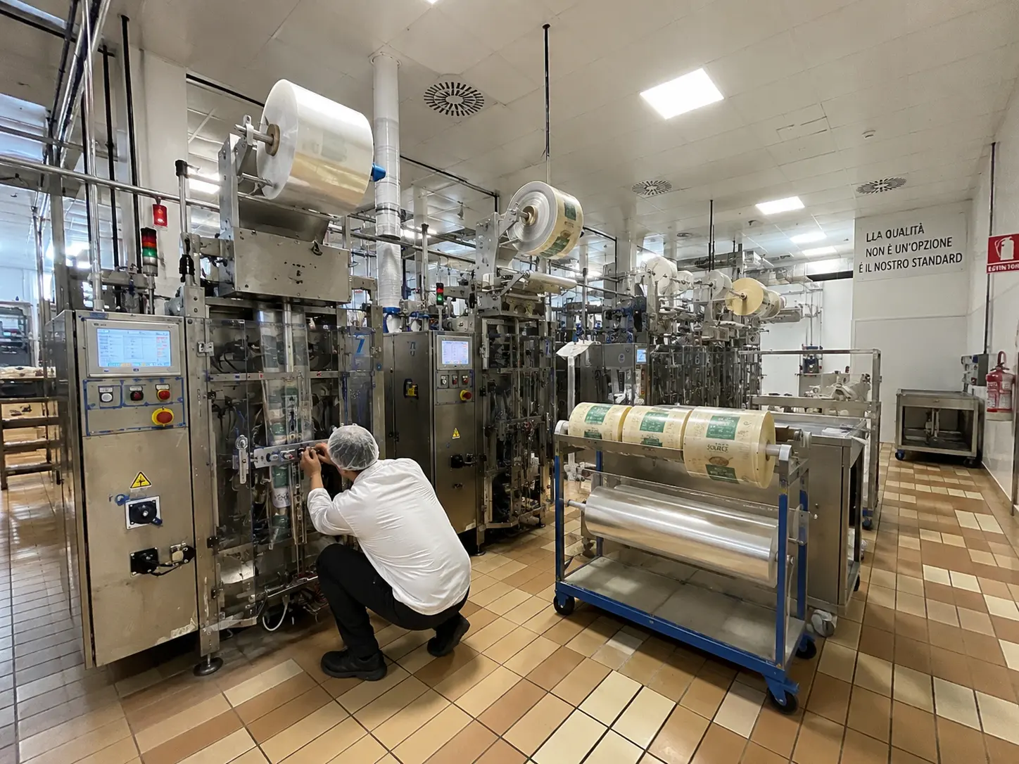 Tecnico installa un modulo sensore retrofit su una linea di confezionamento in uno stabilimento alimentare italiano