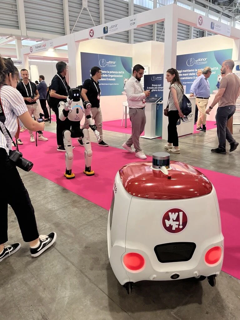 YAPE interagisce con visitatori e robot autonomi
