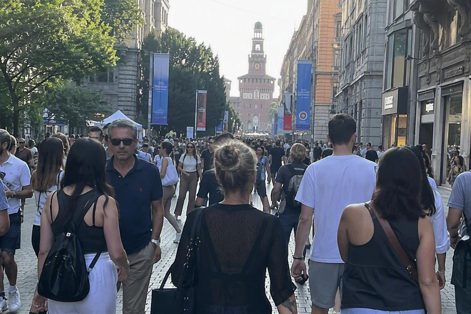 Una via di Milano animata durante la Milano Digital Week
